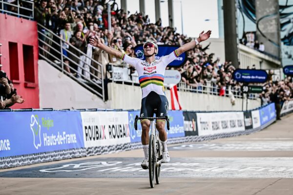 Mathieu van der Poel vyhral historicky najrýchlejšie Paríž-Roubaix po šialenom 60-kilometrovom sóle