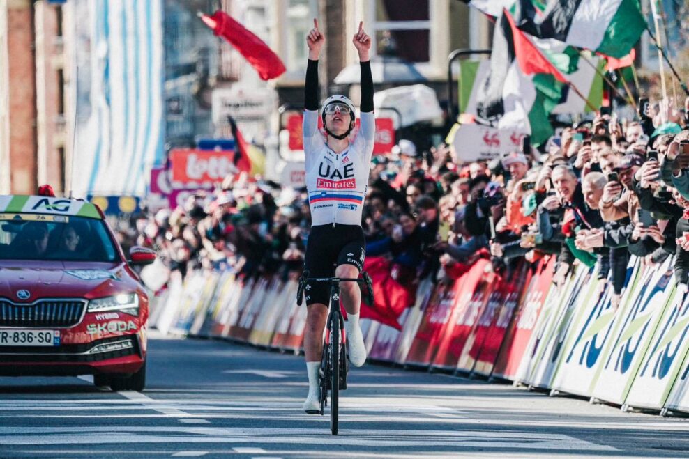 Tadej Pogačar vyhral Liège-Bastogne-Liège po 35 km sóle. Van der Poel vybojoval v šprinte tretie miesto