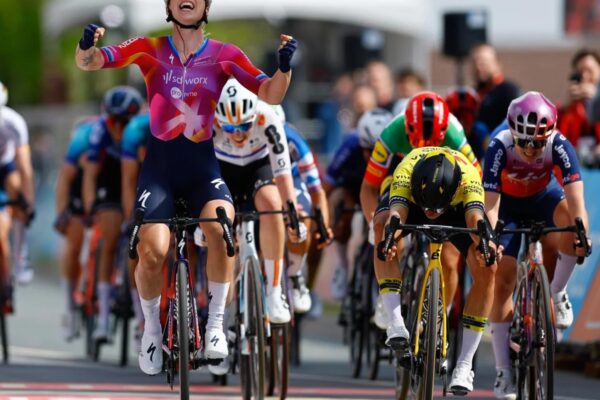 Video: Marianne Vos vyhrala Amstel Gold Race, potom čo Lorena Wiebes oslavovala víťazstvo predčasne