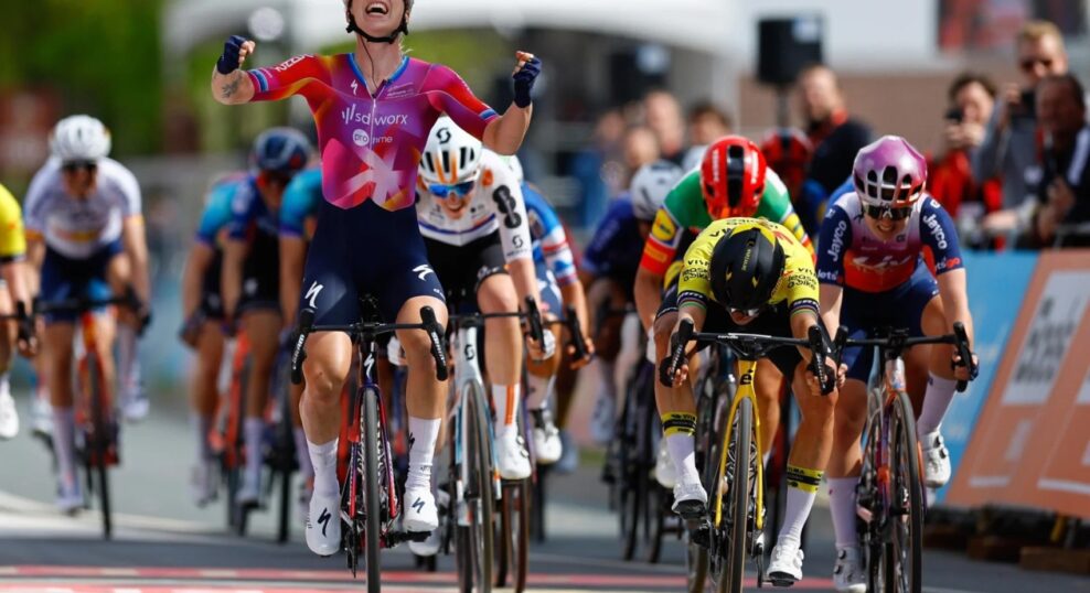 Video: Marianne Vos vyhrala Amstel Gold Race, potom čo Lorena Wiebes oslavovala víťazstvo predčasne