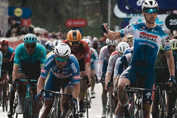 Tim Merlier porazil Philipsena a vyhral šprintérsku klasiku Scheldeprijs