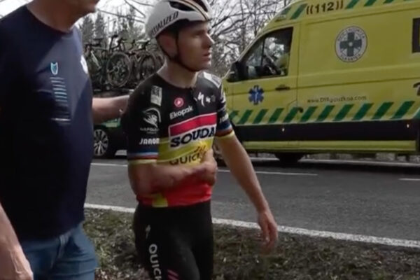 Remco Evenepoel si pri páde zlomil kľúčnu kosť a lopatku, musí podstúpiť operáciu