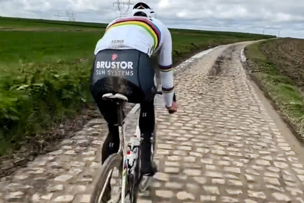 Video: Tréning Mathieu van der Poela na dlažobných kockách pred Paríž-Roubaix 2024