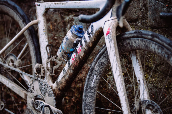 Foto: Jazdci tímu Israel – Premier Tech budú pretekať na Paríž-Roubaix na gravel bicykloch