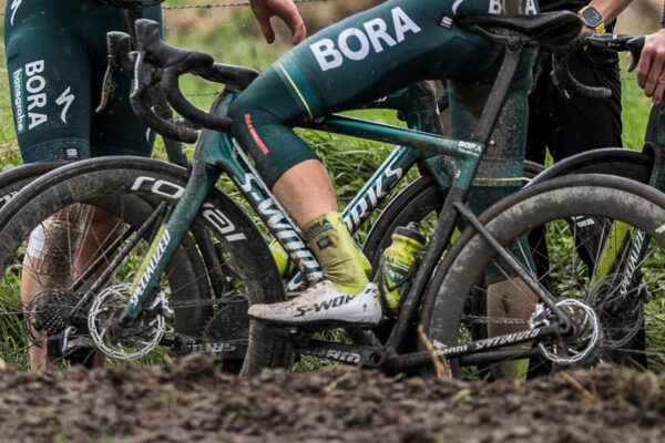 Pretekári v tímoch sponzorovaných Specializedom uprednostnili Tarmac pred Roubaix na Paríž-Roubaix 2024