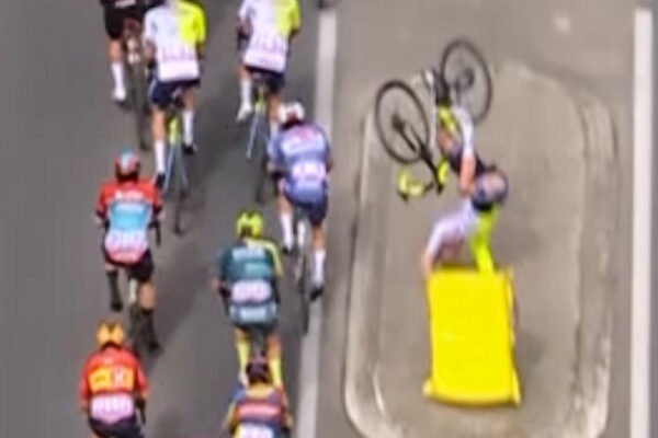 Video: Laurenz Rex sa nepozeral pred seba a po tvrdom páde odstúpil z Paríž-Roubaix