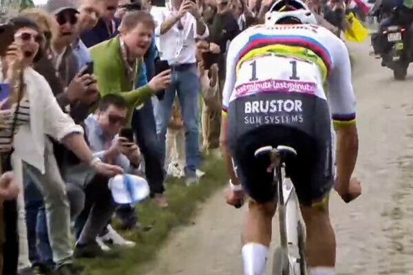Video: Diváčka ohrozila Mathieu van der Poela na Paríž-Roubaix a do kolesa mu hodila čiapku