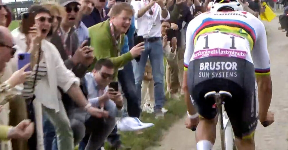 Hľadajú ženu, ktorá hodila čiapku do kolesa Mathieu van der Poela na Paríž-Roubaix