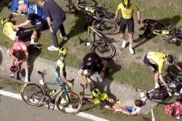 Ako sú na tom najhoršie zranení jazdci po hrozivom páde na pretekoch Okolo Baskicka?