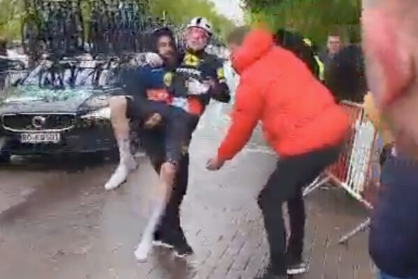 Video: Premrznutého Mattiasa Skjelmoseho museli odniesť v rukách pred koncom Valónskeho šípu
