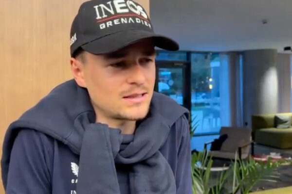 Tom Pidcock odstúpil z pretekov Okolo Baskicka po páde a zranení bedra