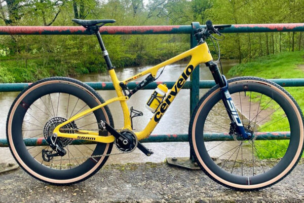 Zranený Wout van Aert už trénuje na trenažéri a bol sa previezť aj na horskom bicykli