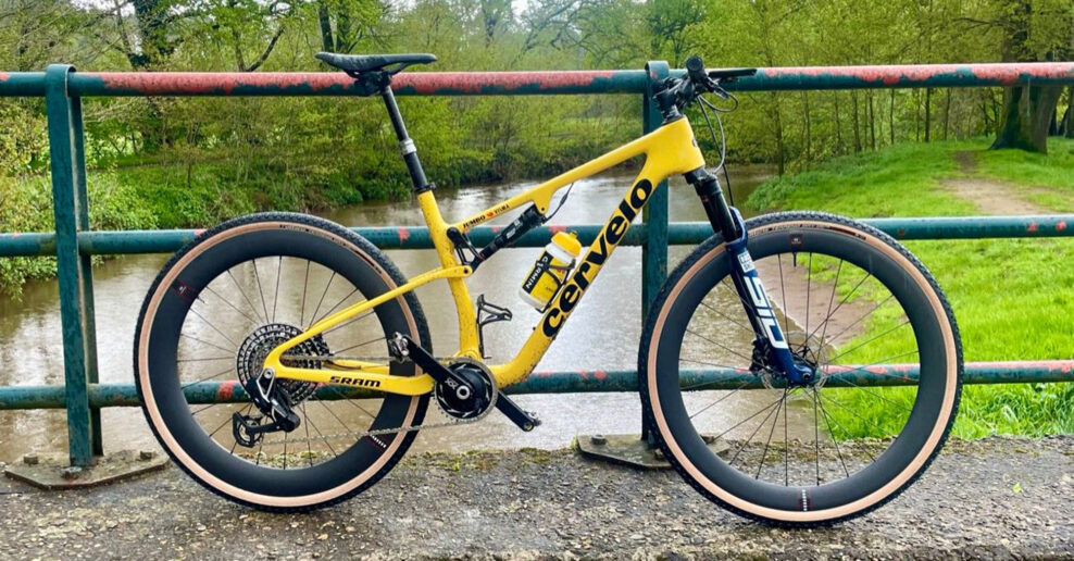Zranen&yacute; Wout van Aert už tr&eacute;nuje na trenaž&eacute;ri a bol sa previezť aj na horskom bicykli