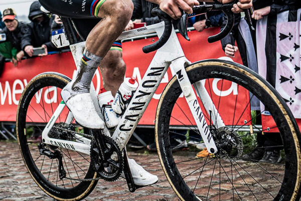 Majstrovský Canyon Aeroad CFR Mathieu van der Poela v sezóne 2024 (foto, detaily, špecifikácia)