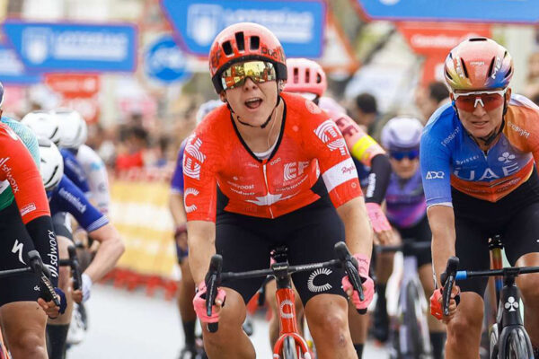 Alison Jackson vyhrala v šprinte druhú etapu Vuelta España Femenina, záver poznačili hromadné pády