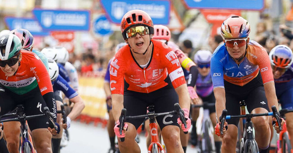 Alison Jackson vyhrala v šprinte druhú etapu Vuelta España Femenina, záver poznačili hromadné pády