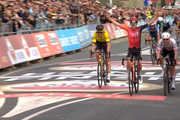 Tom Pidcock bol v záverečnom šprinte štvorčlennej skupiny Amstel Gold Race najrýchlejší, Van der Poel mimo boja o víťazstvo