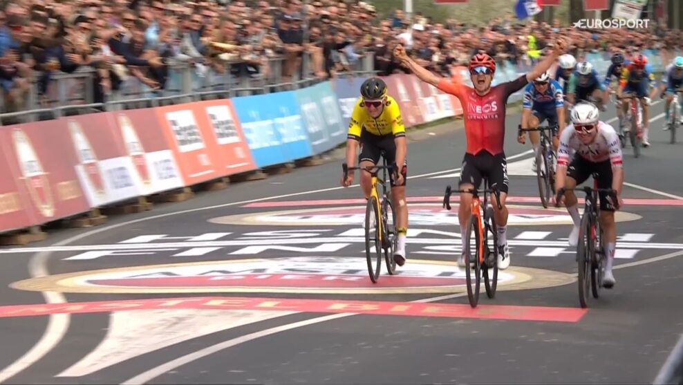 Tom Pidcock bol v záverečnom šprinte štvorčlennej skupiny Amstel Gold Race najrýchlejší, Van der Poel mimo boja o víťazstvo