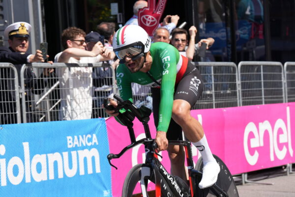 Filippo Ganna konečne porazil Pogačara a vyhral časovku na Giro d’Italia s priemernou rýchlosťou 53,4 km/h