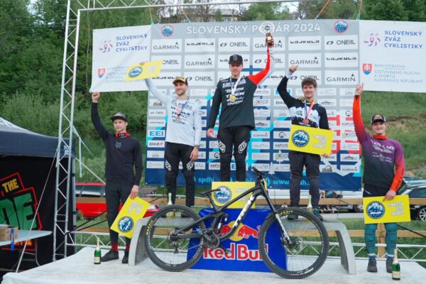 Skvelú formu v úvode sezóny potvrdil Denis Kohút, ktorý vyhral prvé kolo Slovenského pohára v zjazde na Košútke