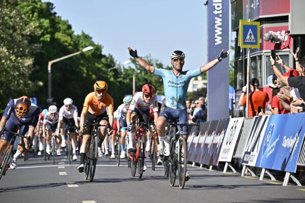 Mark Cavendish vyhral druhú etapu Okolo Maďarska. Sagan sa do šprintu nezapojil a Martin Voltr ide do žltého dresu