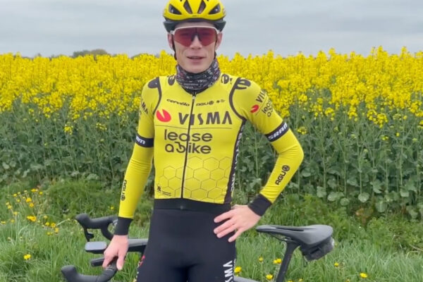 Jonas Vingegaard začal trénovať na bicykli a postupne sa zotavuje z početných zlomenín