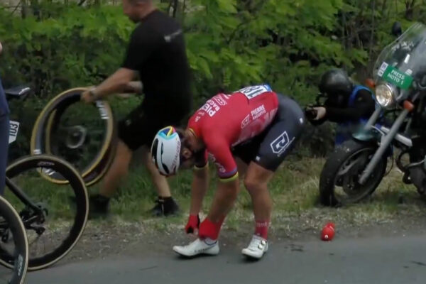 Video: Peter Sagan spadol v úvode prvej etapy Okolo Maďarska, v pretekoch pokračuje