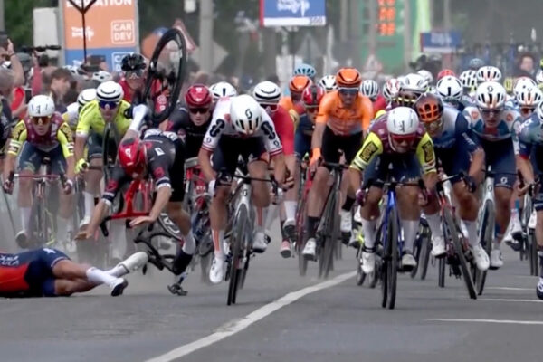 Peter Sagan sa tesne vyhol hrozivému pádu v šprinte úvodnej etapy Okolo Maďarska