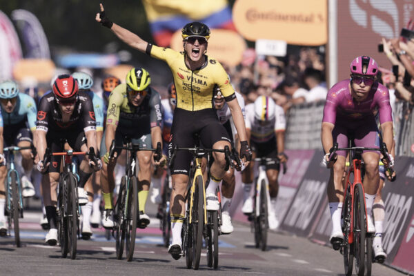 Olav Kooij vyhral v šprinte 9. etapu Giro d’Italia, pelotón dobehol Narváeza len tesne pred cieľom