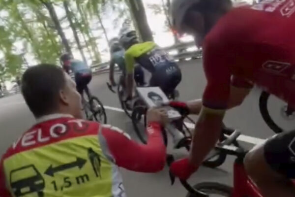 Video: Peter Sagan podpísal fanúšikovi knihu za jazdy na pretekoch v Maďarsku