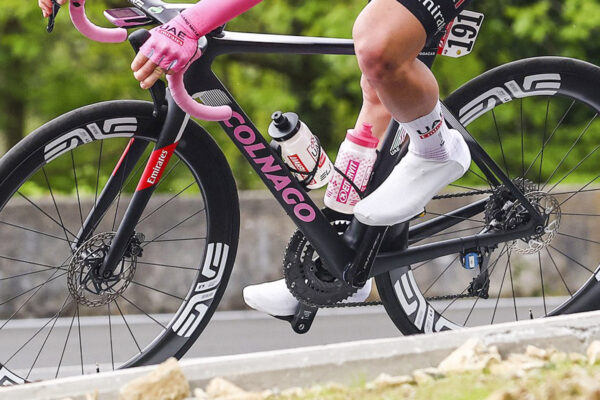 Prečo Tadej Pogačar a mnoho ďalších pretekárov prešlo na výrazne kratšie kľuky?