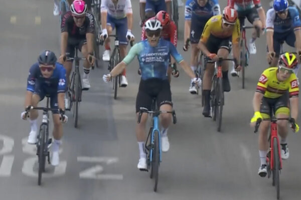 Sam Bennett vyhral v šprinte druhú etapu Štyri dni Dunkerque