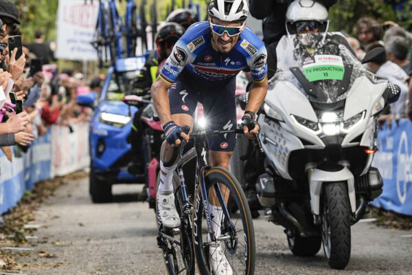 Julian Alaphilippe bol 130 km v úniku a po 11-kilometrovom sóle a neuveriteľnom výkone vyhral etapu na Giro d’Italia