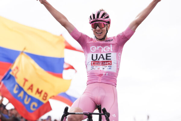 Nezastaviteľný Tadej Pogačar zaútočil 14 km pred cieľom a suverénne vyhral kráľovskú etapu Giro d’Italia
