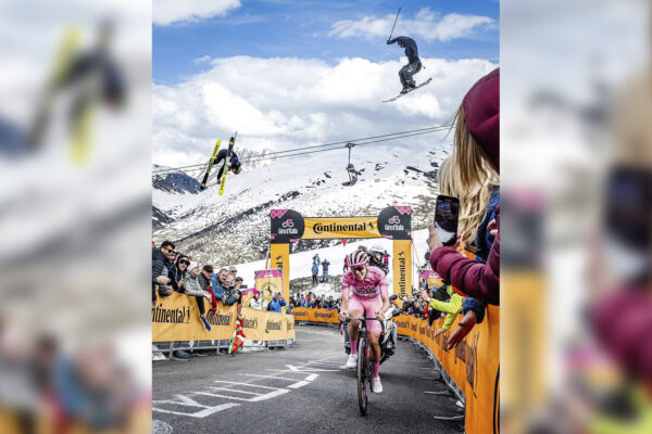  Video: Lyžiar a lyžiarka preskočili cez Tadeja Pogačara pred cieľom kráľovskej etapy Giro d’Italia