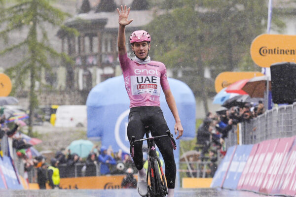 Nezastaviteľný Tadej Pogačar vyhral na Giro d’Italia už po piatykrát, horskú etapu museli pre sneženie skrátiť