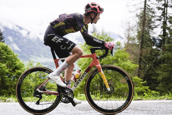 Len 22-ročný Georg Steinhauser vyhral po 34 km sóle horskú 17. etapu Giro d’Italia