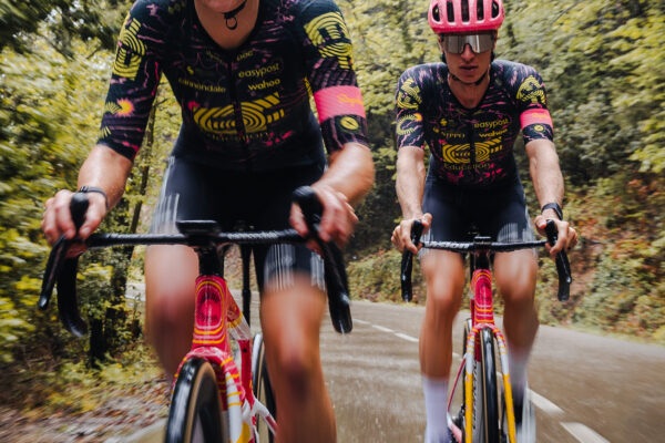Foto: Tím EF Education musel na Giro d’Italia vymeniť ružové dresy za čierne
