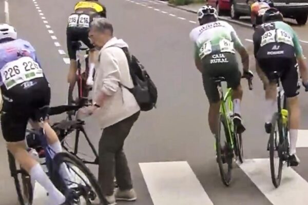 Video: D&ocirc;chodkyňa takmer sp&ocirc;sobila hromadn&yacute; p&aacute;d na pretekoch v Nemecku
