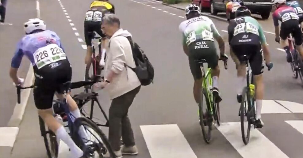 Video: Dôchodkyňa takmer spôsobila hromadný pád na pretekoch v Nemecku