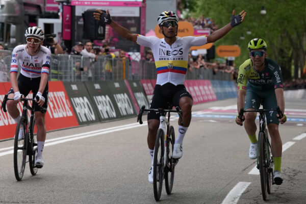 Narváez porazil v šprinte Pogačara, vyhral úvodnú etapu Giro d’Italia a oblečie sa do ružového dresu