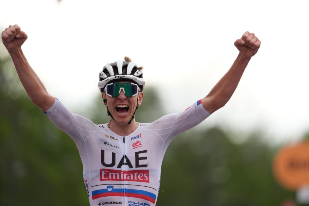 Tadej Pogačar suver&eacute;nne vyhral druh&uacute; etapu Giro d&rsquo;Italia aj napriek defektu a p&aacute;du pred rozhoduj&uacute;cim st&uacute;pan&iacute;m