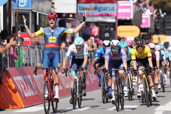 Jonathan Milan predviedol skvelý šprint a vyhral štvrtú etapu Giro d’Italia