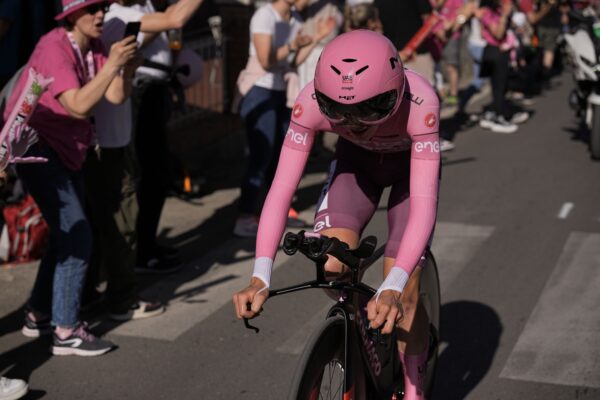Tadej Pogačar suverénne vyhral prvú časovku na Giro d’Italia a zvýšil náskok vo vedení celkovej klasifikácie