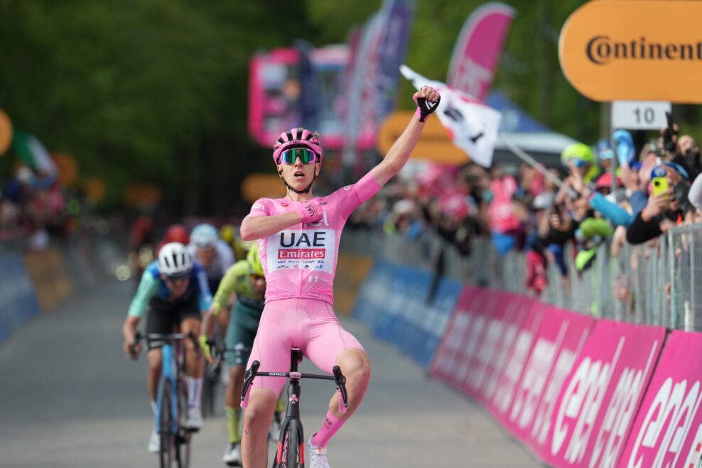 Tadej Pogačar nedal &scaron;ancu s&uacute;perom už po tret&iacute;kr&aacute;t a na Giro d&rsquo;Italia dosiahol etapov&yacute; hetrik