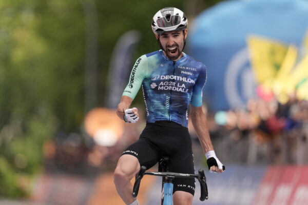 Van Rysel má prvé víťazstvo na Grand Tour. Valentin Paret-Peintre vyhral z úniku desiatu etapu Giro d’Italia