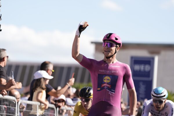 Jonathan Milan vyrovnal Pogačarov hetrik a v šprinte vyhral tretiu etapu na Giro d’Italia