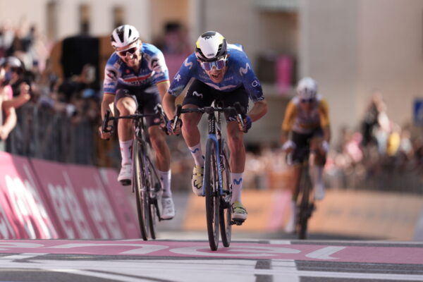 Pelayo Sánchez porazil v šprinte úniku Alaphilippa a vyhral hektickú šiestu etapu Giro d’Italia