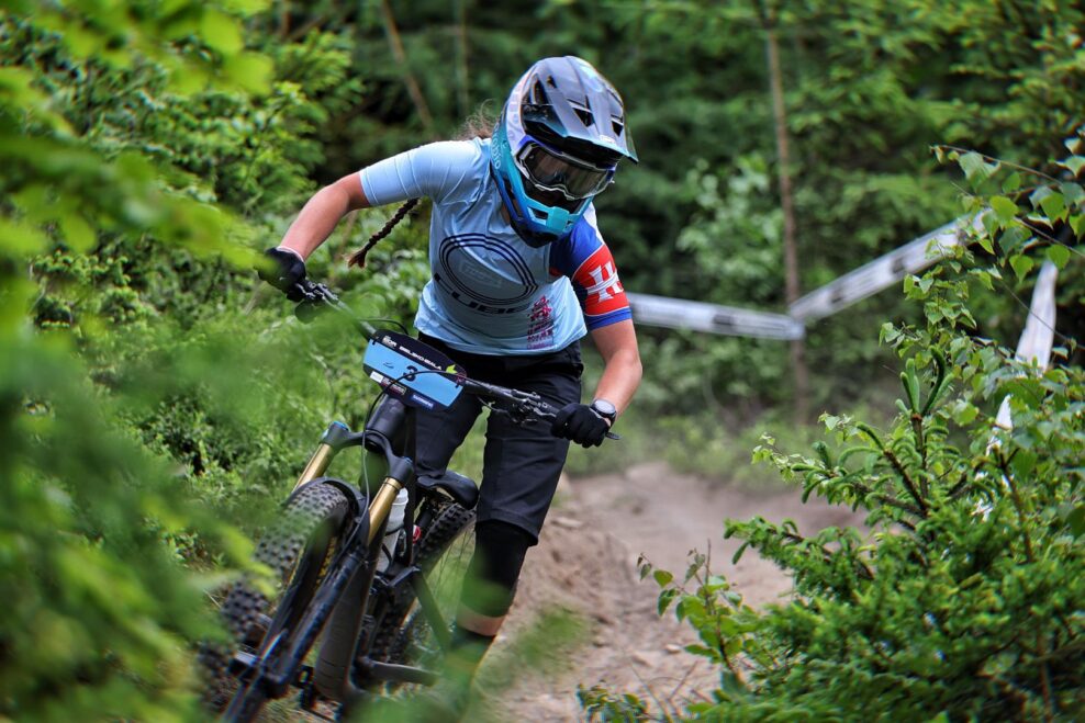 Vynikaj&uacute;ca Simča Kuchyňkov&aacute; v pretekoch svetov&eacute;ho poh&aacute;ra v endure v Leogangu op&auml;ť na p&oacute;diu