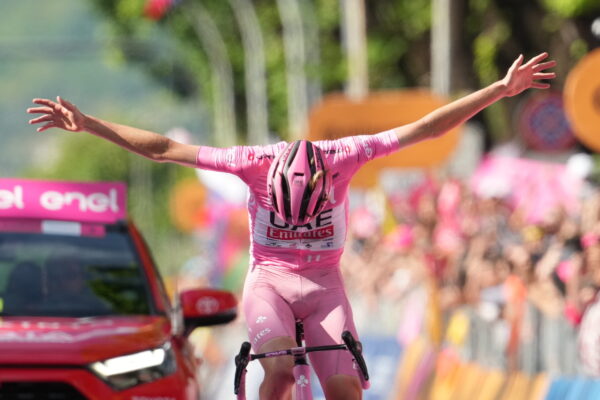 Nezastaviteľný Tadej Pogačar vyhral po 36 km sóle už šiestu etapu na Giro d’Italia